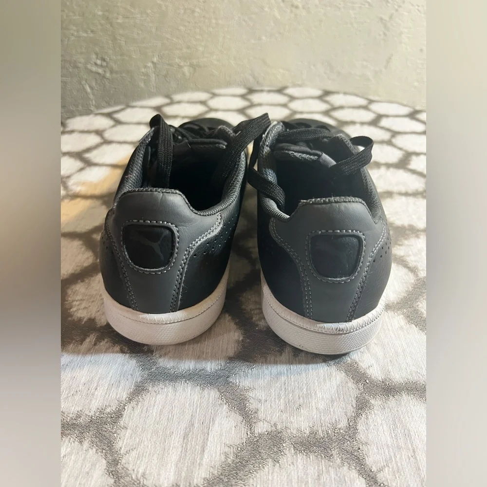 Puma Black Sneakers, classic women’s everyday sneaker. Pre-worn 2 times, great!
